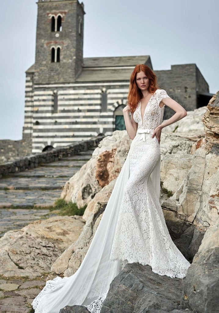 In questa immagine un modello in pizzo di Maison Signore che fa parte degli abiti da sposa 2022 più belli  