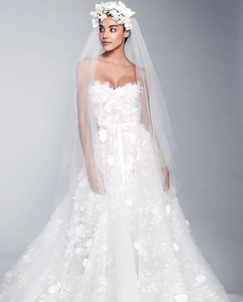In questa immagine un abito da sposa con applicazioni in 3D di Marchesa 