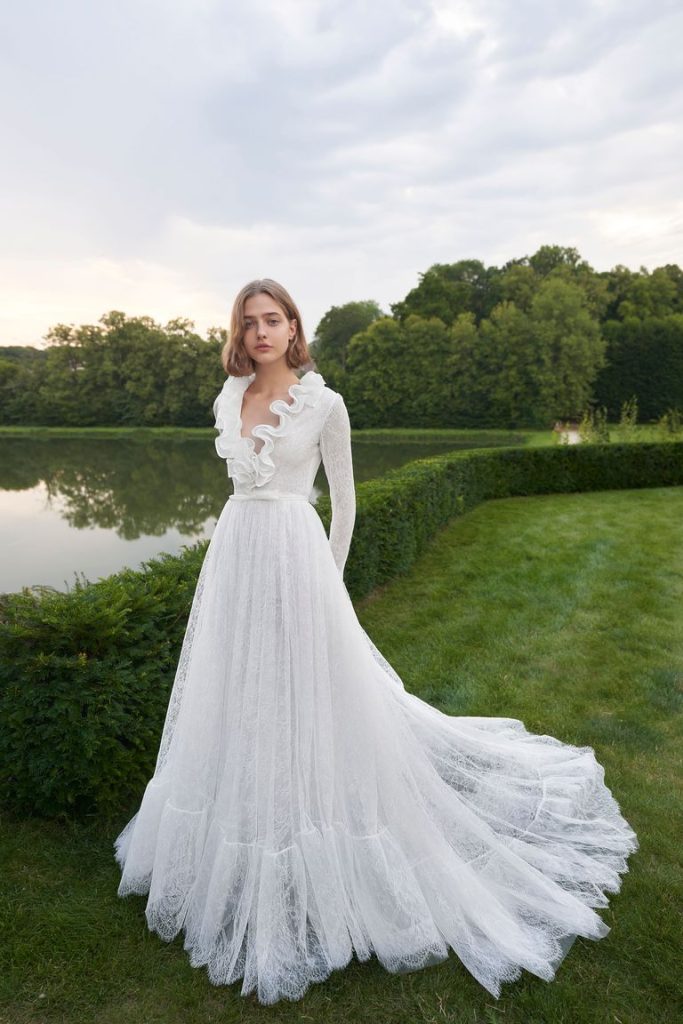 In questa immagine un modello di Max Mara Bridal che fa parte degli abiti da sposa 2022 più belli  