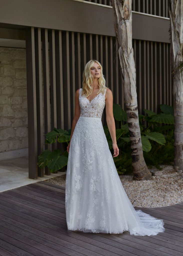 In questa immagine un modello in pizzo di Modeca che fa parte degli abiti da sposa 2022 più belli  