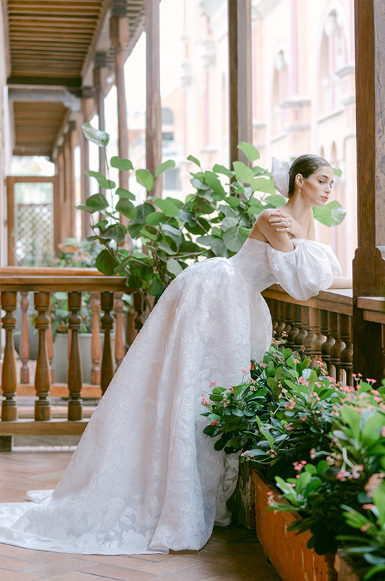 In questa immagine un abito da sposa  della collezione 2022 di Monique Lhuillier 