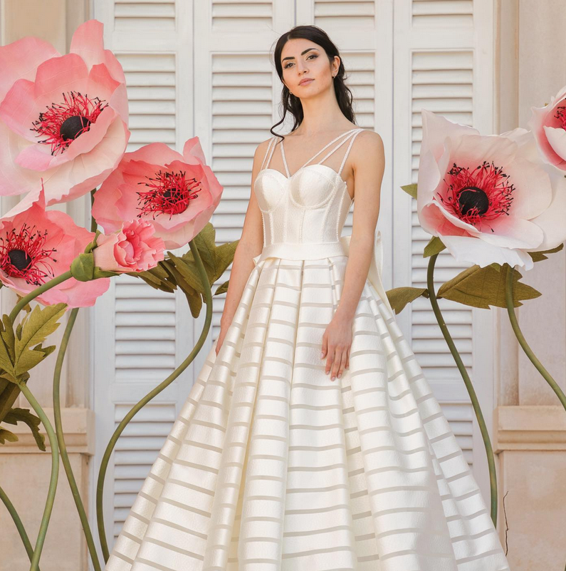 In questa immagine un abito da sposa della collezione 2022 di Ottofiori