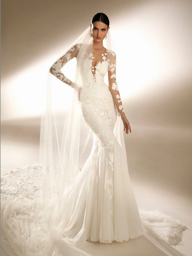 In questa immagine un abito da sposa a sirena con pizzo della collezione 2022 di Pronovias