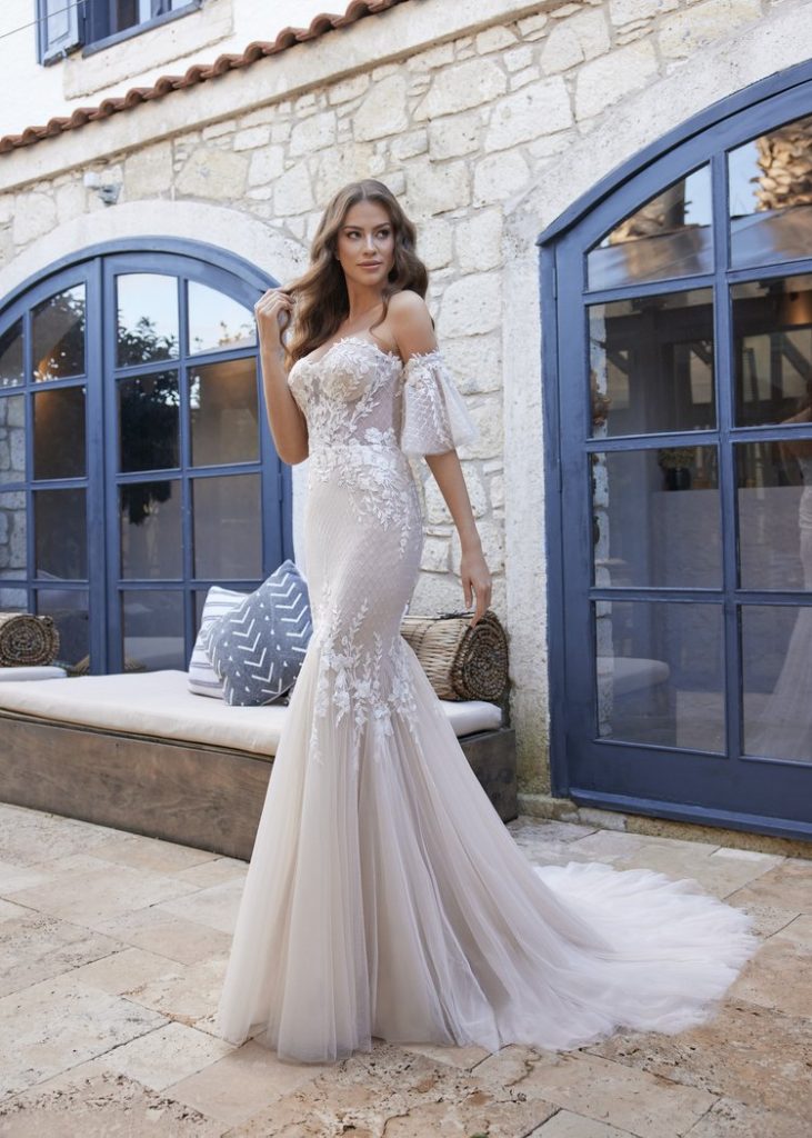 In questa immagine un modello di Randy Fenoli che fa parte degli abiti da sposa 2022 più belli  