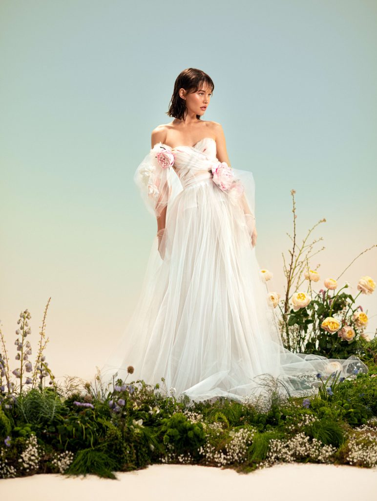 In questa immagine un abito da sposa  della collezione 2022 di Rara Avis