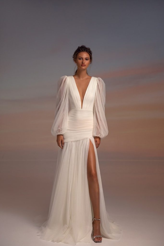 In questa immagine un elegante modello di Rebel che fa parte degli abiti da sposa 2022 più belli  