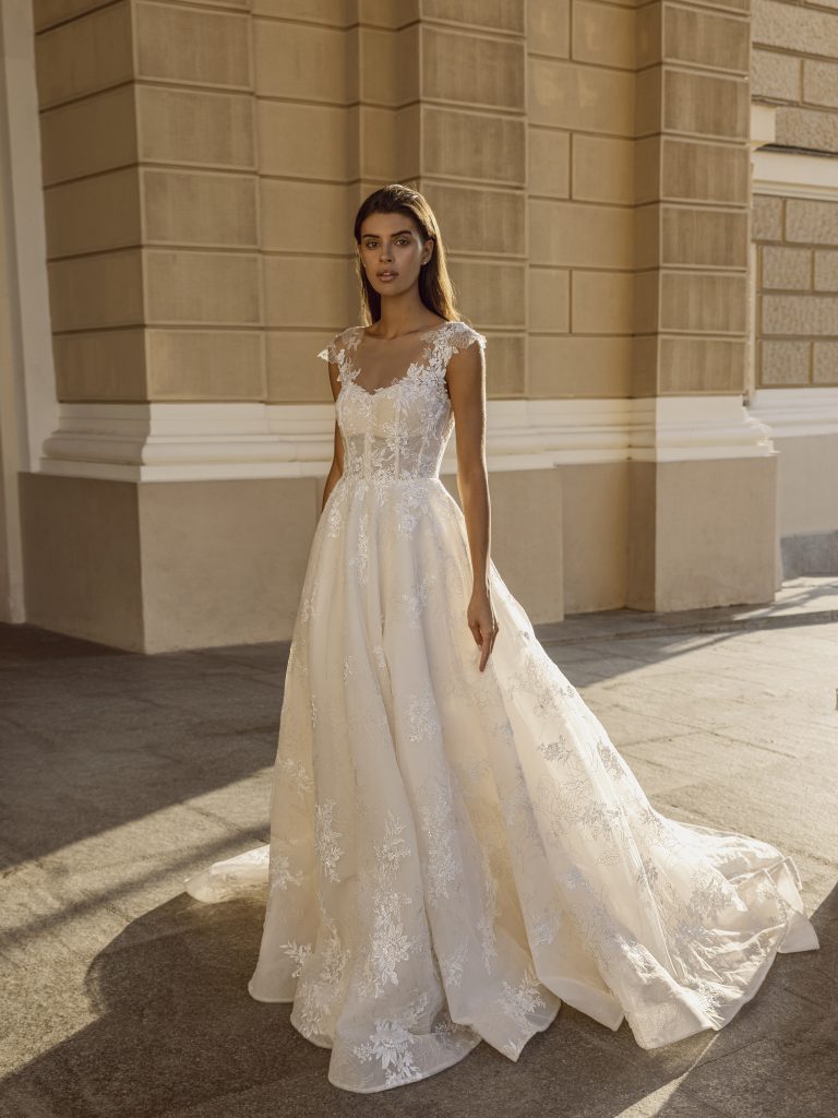 In questa immagine un modello di Ricca Spose che fa parte degli abiti da sposa 2022 più belli  