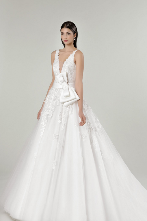 In questa foto una modella indossa un abito da sposa in Mikado di seta bianco della collezione RS couture 2022