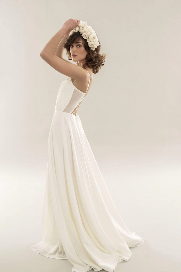 In questa immagine un modello della collezione sposa di Sophie et Voilà che fa parte degli abiti da sposa 2022 più belli