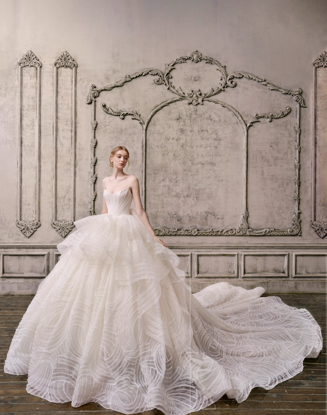 In questa immagine un modello della collezione sposa di The Atelier Couture che fa parte degli abiti da sposa 2022 più belli