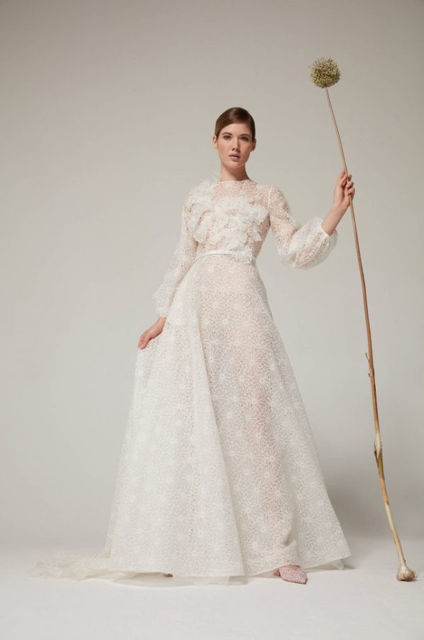 In questa immagine un abito da sposa in pizzo della collezione 2022 di Tosca Spose 