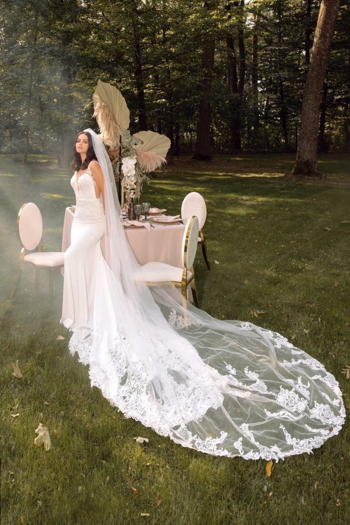 In questa immagine un modello di Victoria Soprano che fa parte degli abiti da sposa 2022 più belli  