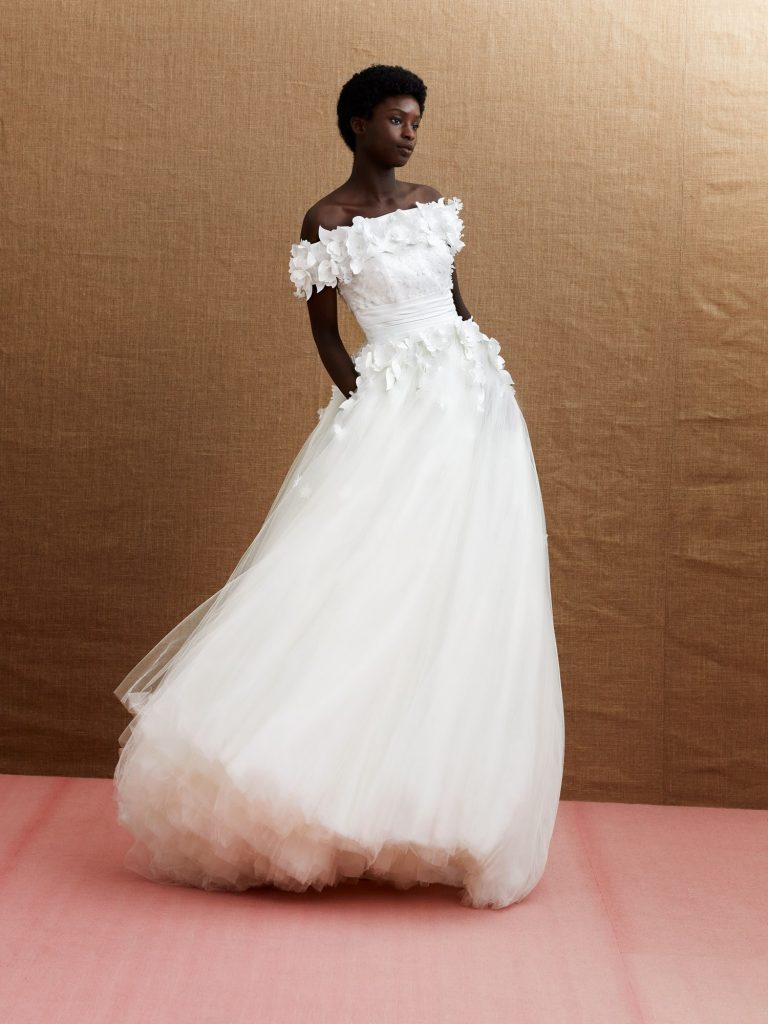 In questa immagine un abito da sposa Viktor Rolf con corpetto con fiori in 3D della collezione 2022