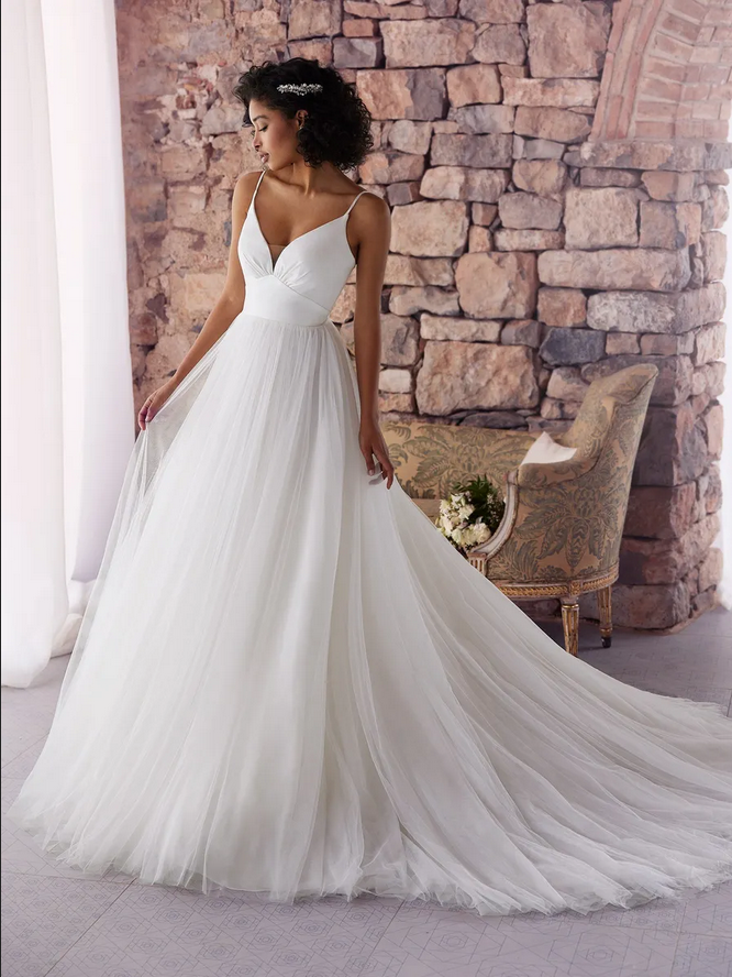 In questa immagine un abito da sposa della nuova collezione di White One