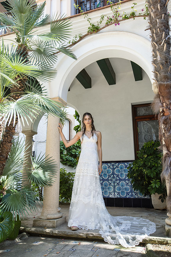 In questa immagine un abito da sposa  della collezione 2022 di YolanCris