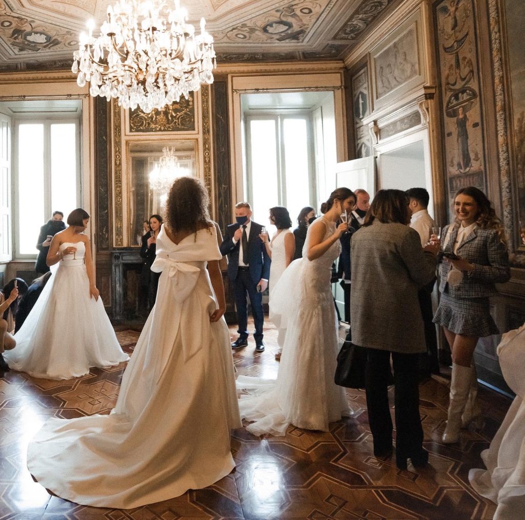 In questa immagine gli abiti da sposa Rebekka Antunes 2023 durante l'evento di presentazione