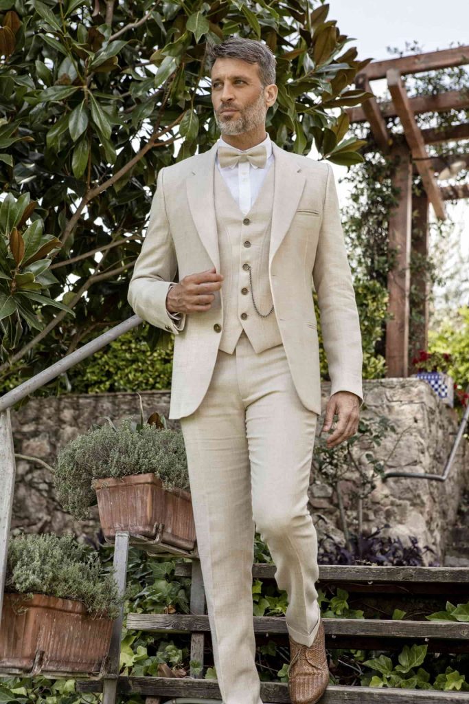 In questa immagino un modello di Manuel Pardo che fa parte della collezione sposo 2022