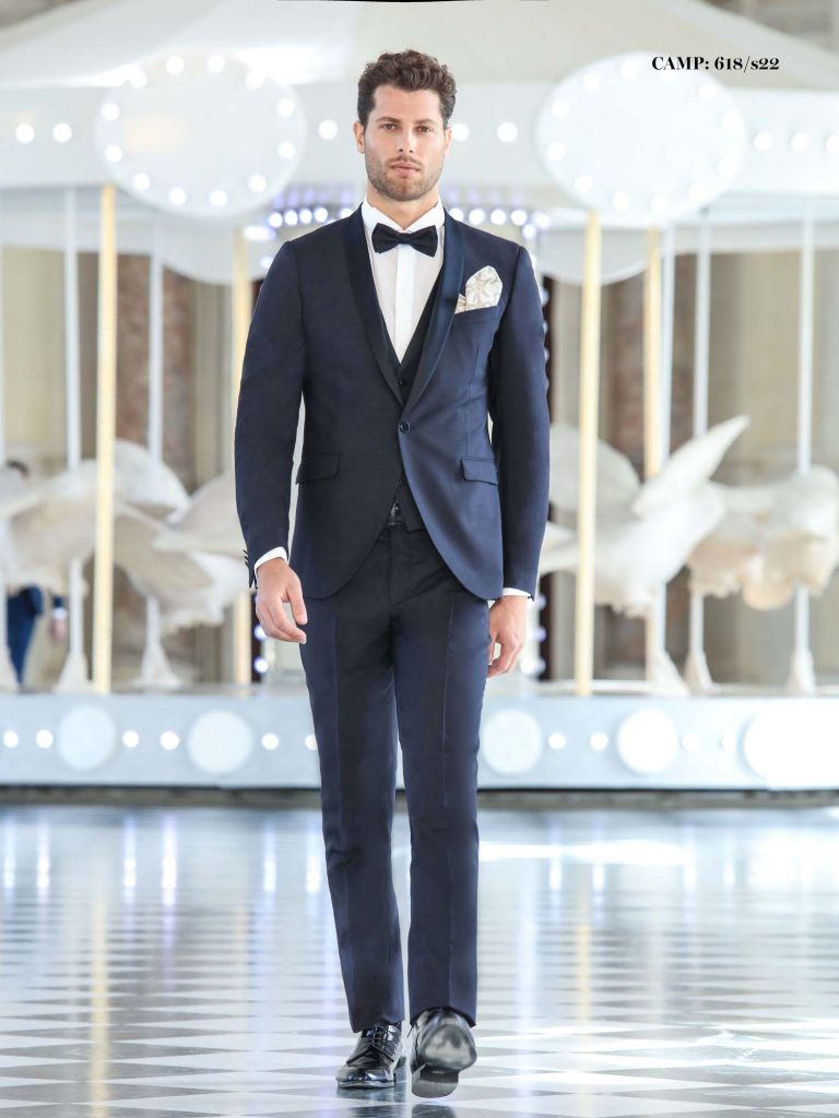 In questa immagino un modello blu scuro di Petrelli Uomo che fa parte dei 30i abiti da sposo 2022 più belli