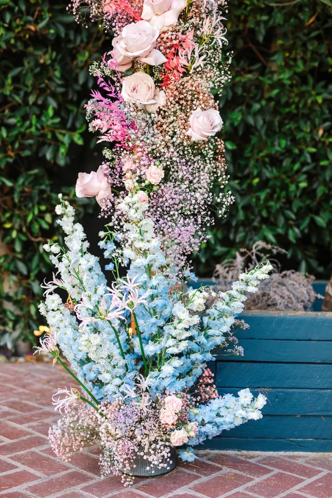 In questa foto il dettaglio di un arco di di fiori matrimonio con rose rosa e gypsophila nei colori del rosa, del fuxia e del lilla