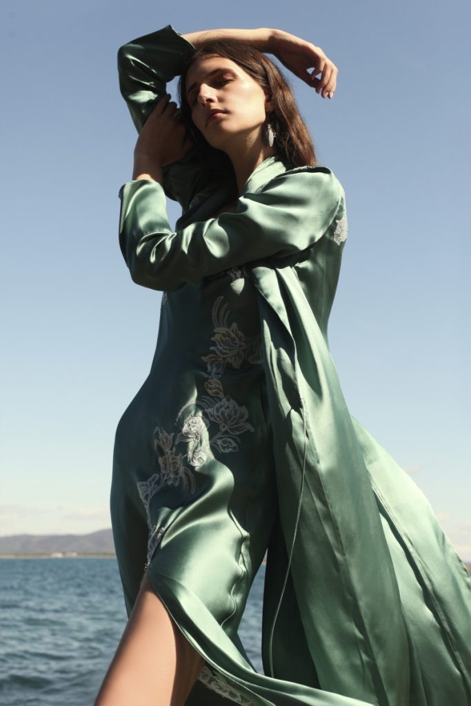 In questa foto una modella indossa un completo di intimo con vestaglia e camicia da notte lunga in seta e pizzo colore verde menta
