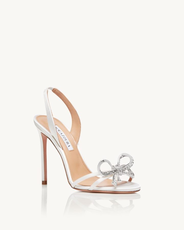 In questa immagine un paio di scarpe sposa 2022 che fanno parte della collezione Aquazzura