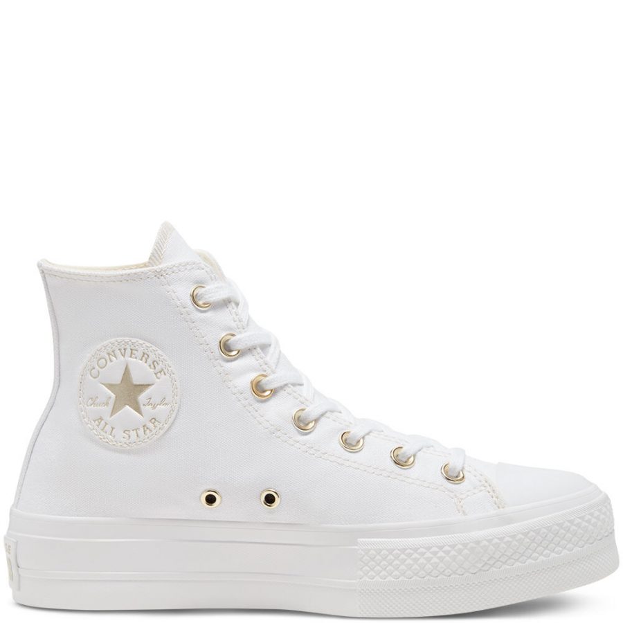 In questa immagine un modello di Converse da sposa