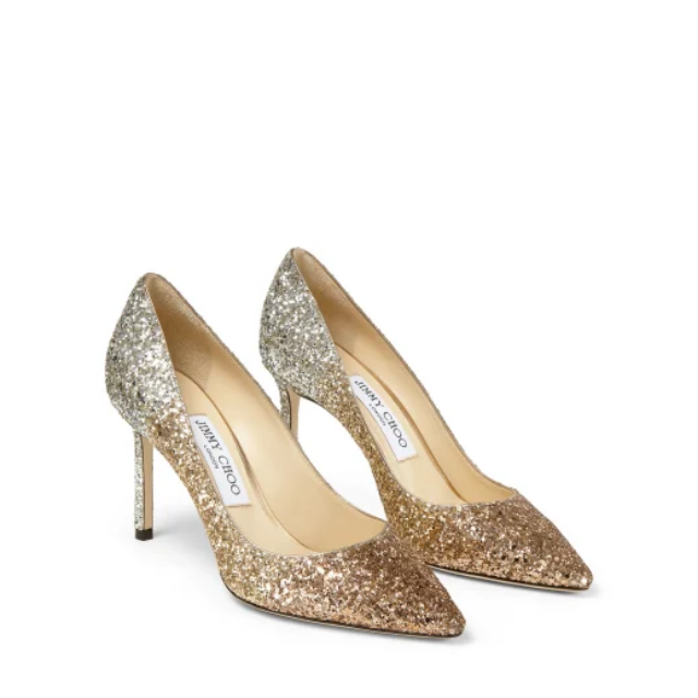 In questa immagine un modello di scarpe Jimmy Choo ricoperte da glitter colorati