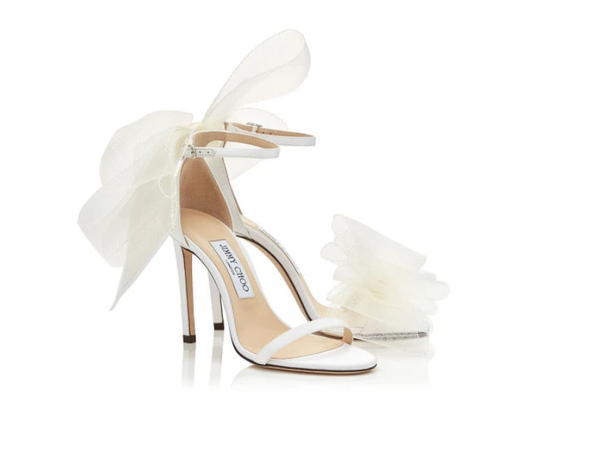 In questa immagine un paio di scarpe sposa 2022 che fanno parte della collezione Jimmy Choo