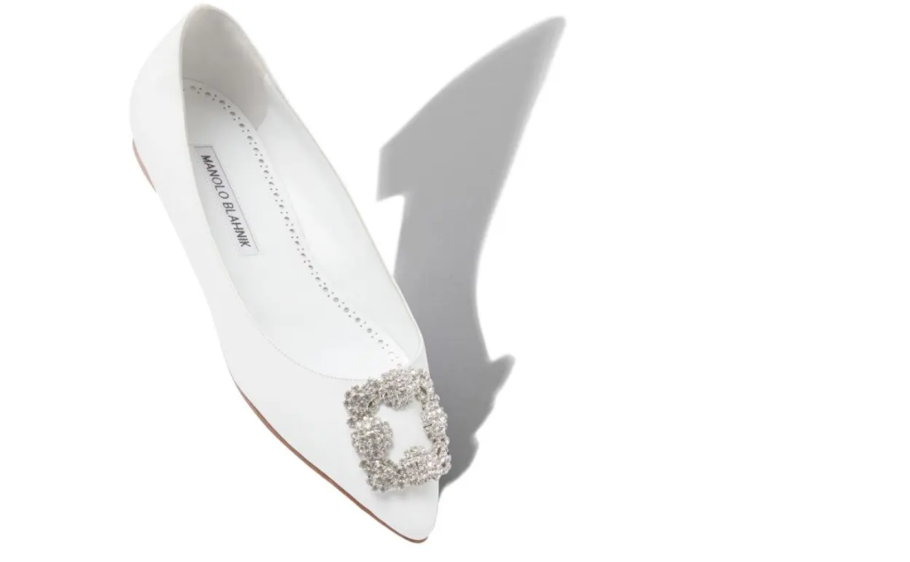 In questa immagine un modello di ballerine da sposa Manolo Blahnik