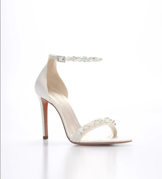 In questa immagine un paio di scarpe sposa 2022 che fanno parte della collezione Nicole Milano