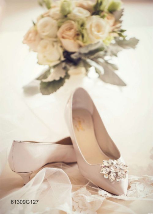 In questa immagine un modello di scarpe da sposa di Penrose
