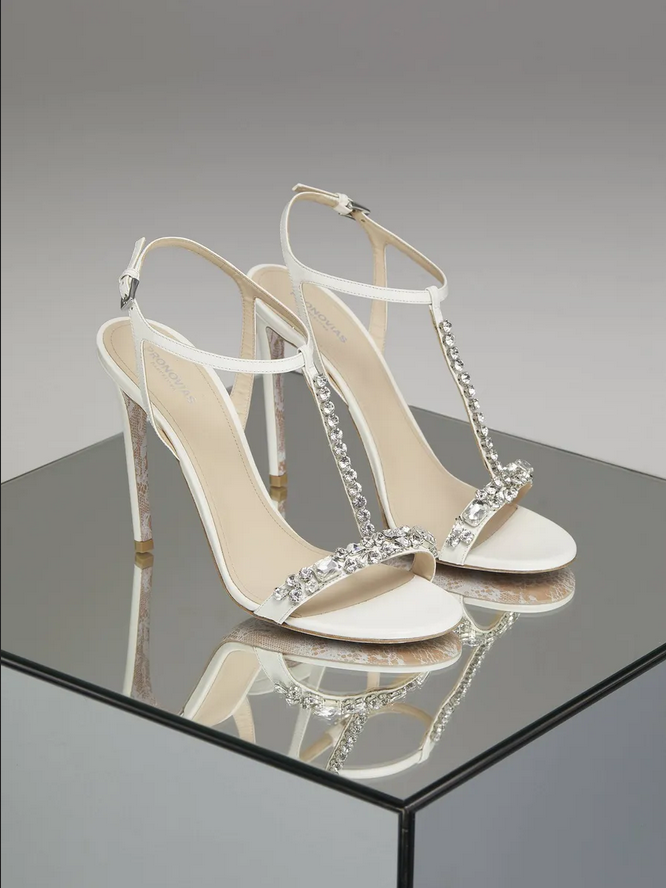 In questa immagine un paio di scarpe sposa 2022 che fanno parte della collezione Pronovias