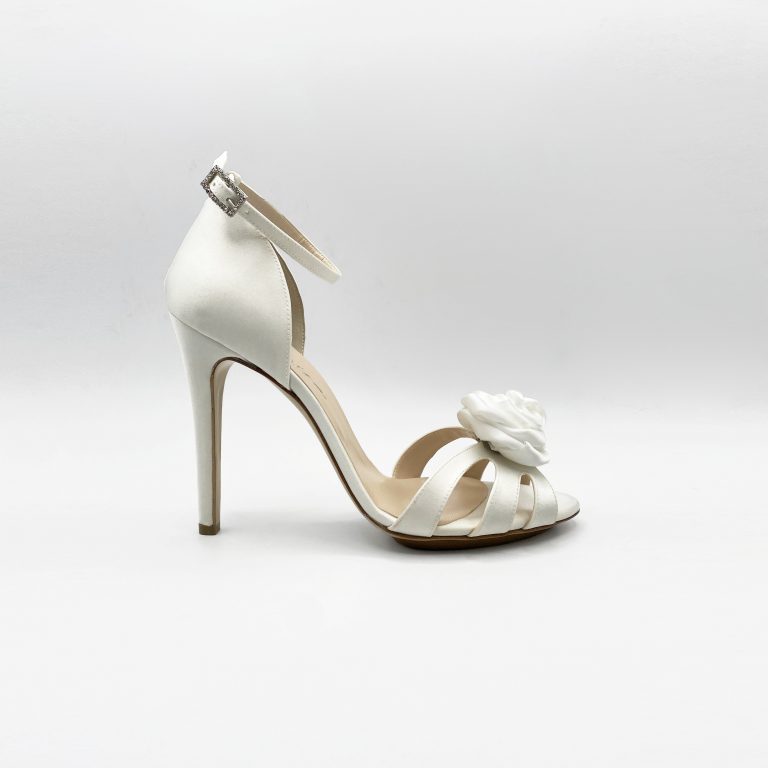 In questa immagine un paio di scarpe sposa 2022 che fanno parte della collezione Scarpe Danira