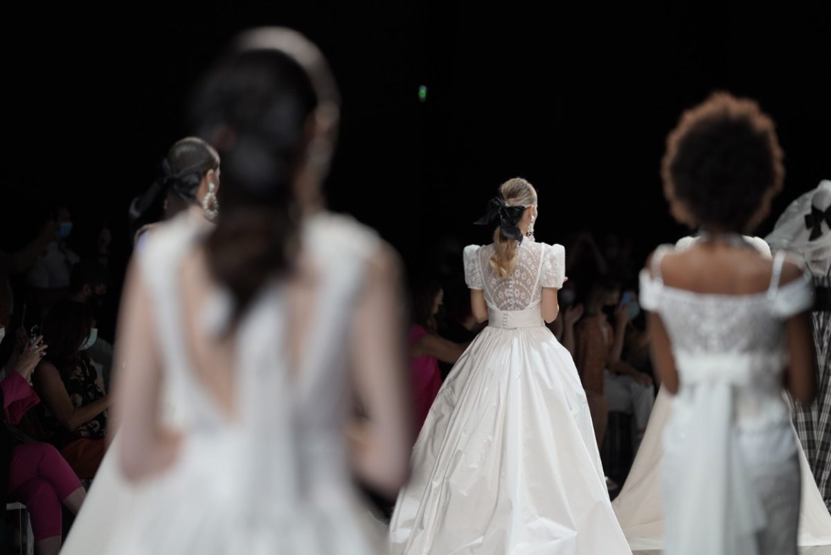 Una sfilata di abiti da sposa all'edizione 2021 del Sì Sposaitalia Collezioni