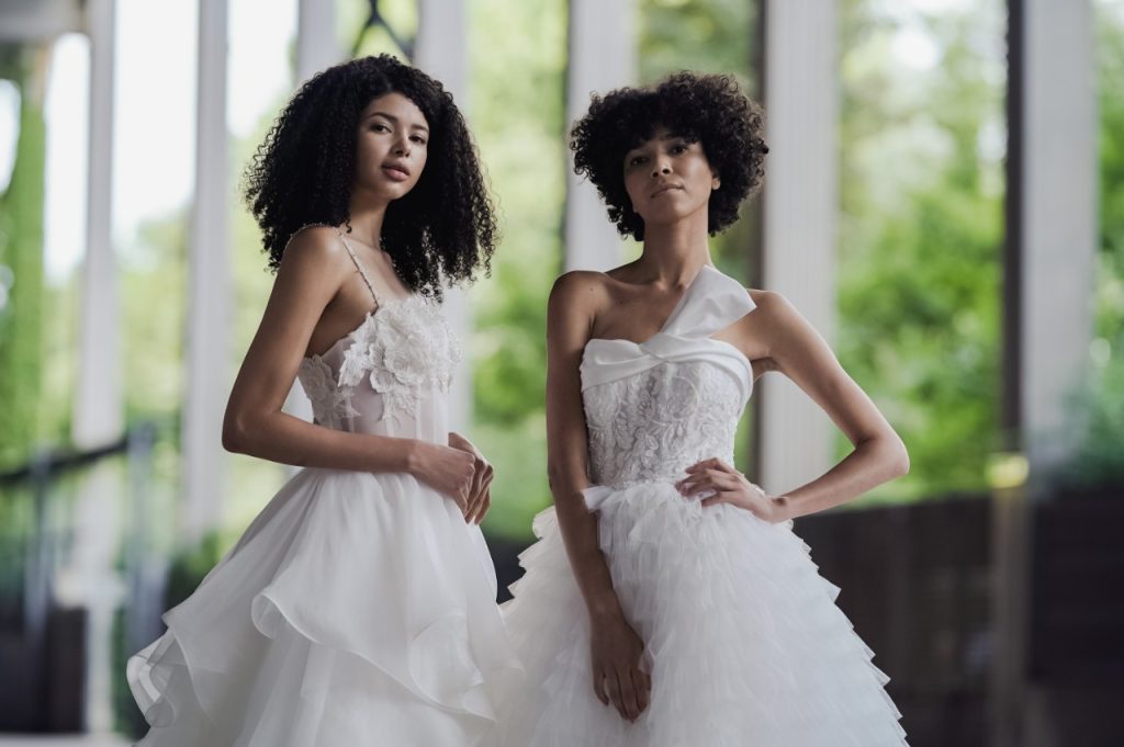 Due abiti da sposa presentati nell'edizione 2021 del Sì Sposaitalia Collezioni