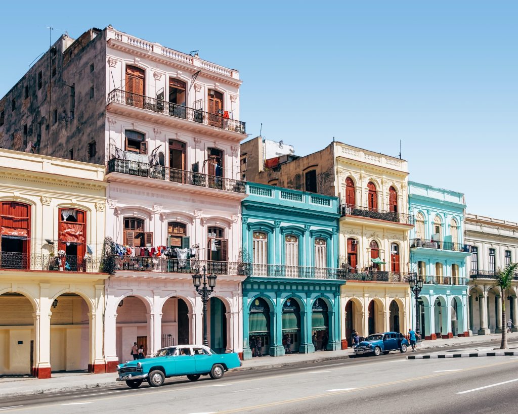 In questa foto le palazzine colorate di Cuba