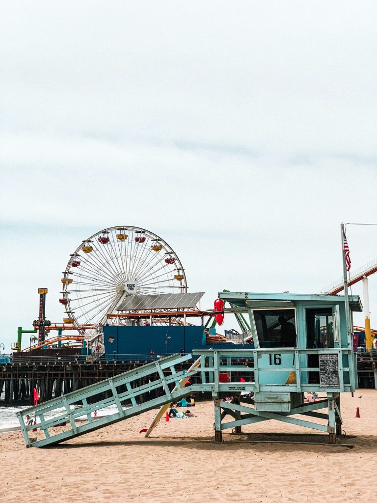 In questa foto la casetta di un guardia spiaggia su una spiaggia a Los Angeles