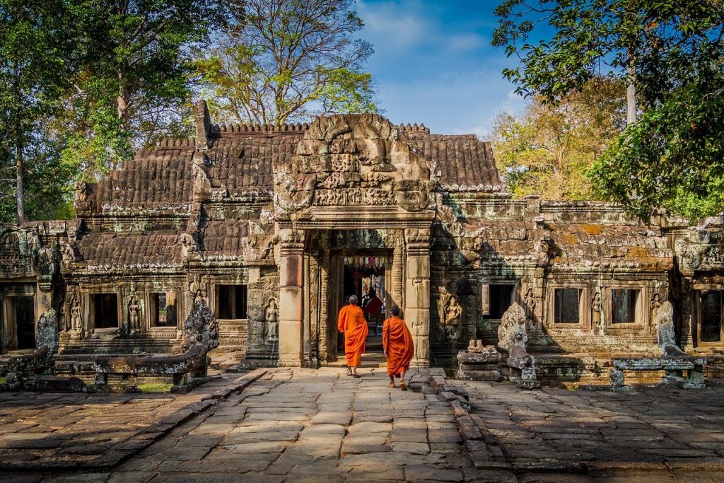 In questa foto due monaci buddisti nel sito archeologico di Angkor in Cambogia