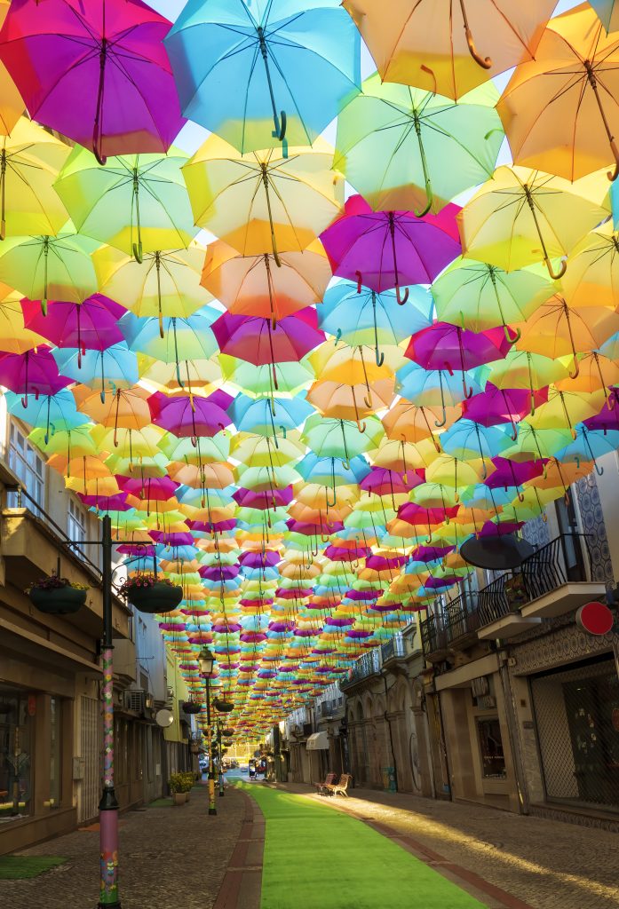 In questa foto una delle strade di Águeda, in Portogallo, ricoperta di ombrelli colorati