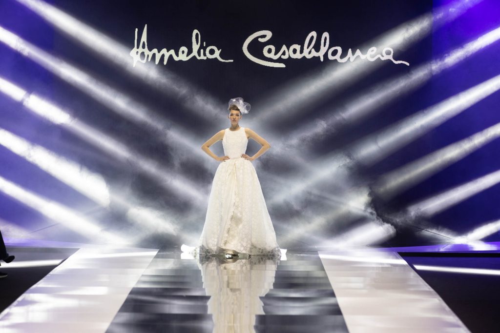 In questa foto la modella indossa un abito da sposa Amelia Casablanca 2023 con pizzo.