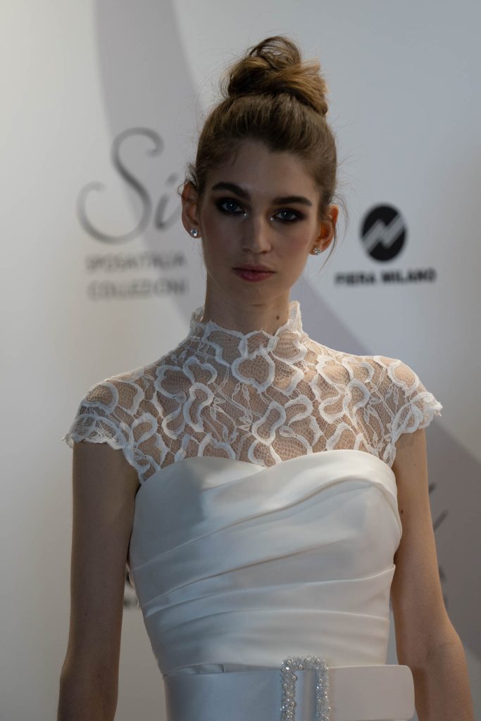 In questa foto la modella indossa un abito con ricamo a forma di petali della nuova collezione sposa My Secret 2023.