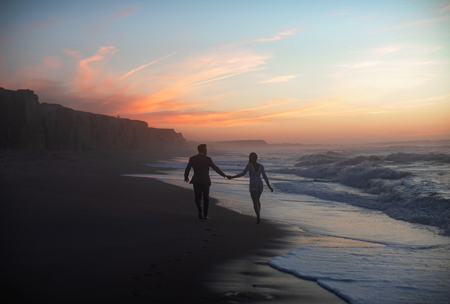 In questa foto di Giada Cazzola di ANFM Fotografi due sposi al mare