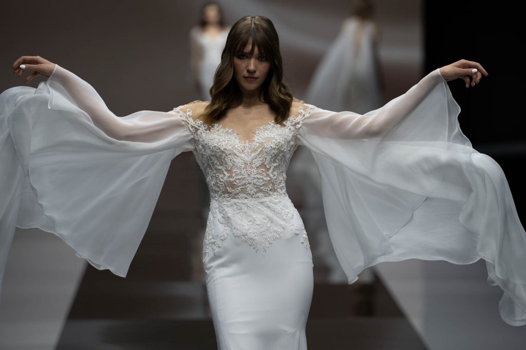 In questa foto la modella indossa un abito da sposa della collezione sposa Michela ferriero 2023 con ampie maniche.