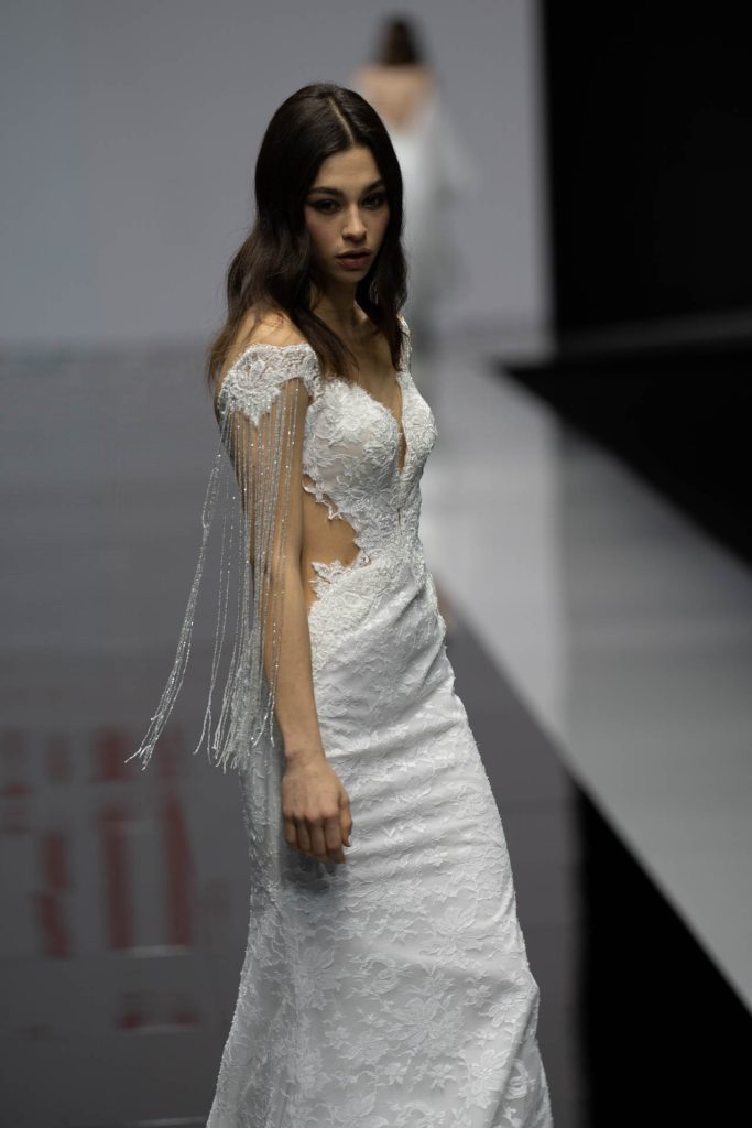 In questa foto la modella indossa un abito da sposa della collezione sposa Michela Ferriero 2023 con un ricco merletto.