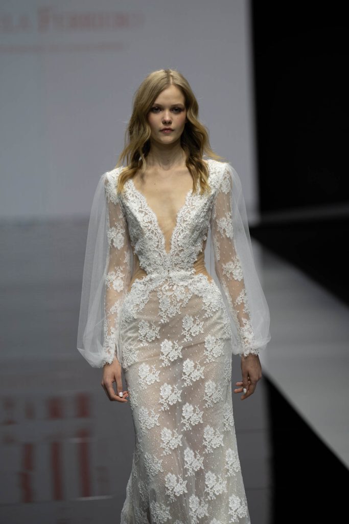 In questa foto la modella indossa un abito da sposa della collezione sposa Michela Ferriero 2023 di pizzo.