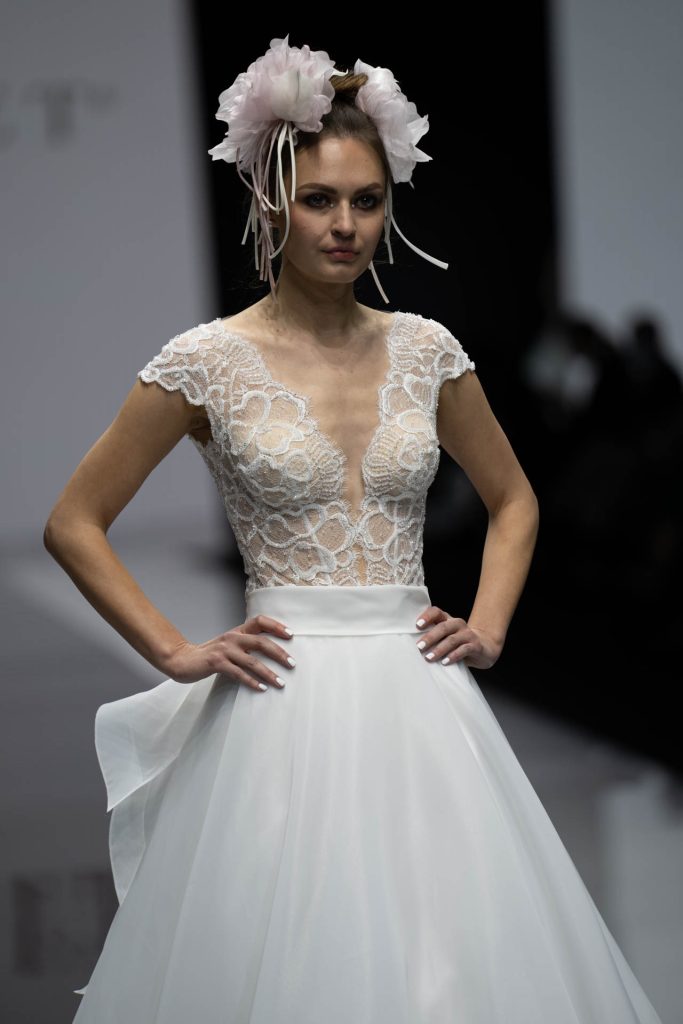 In questa foto la modella indossa un abito con corsetto ricamato della nuova collezione sposa My Secret 2023.