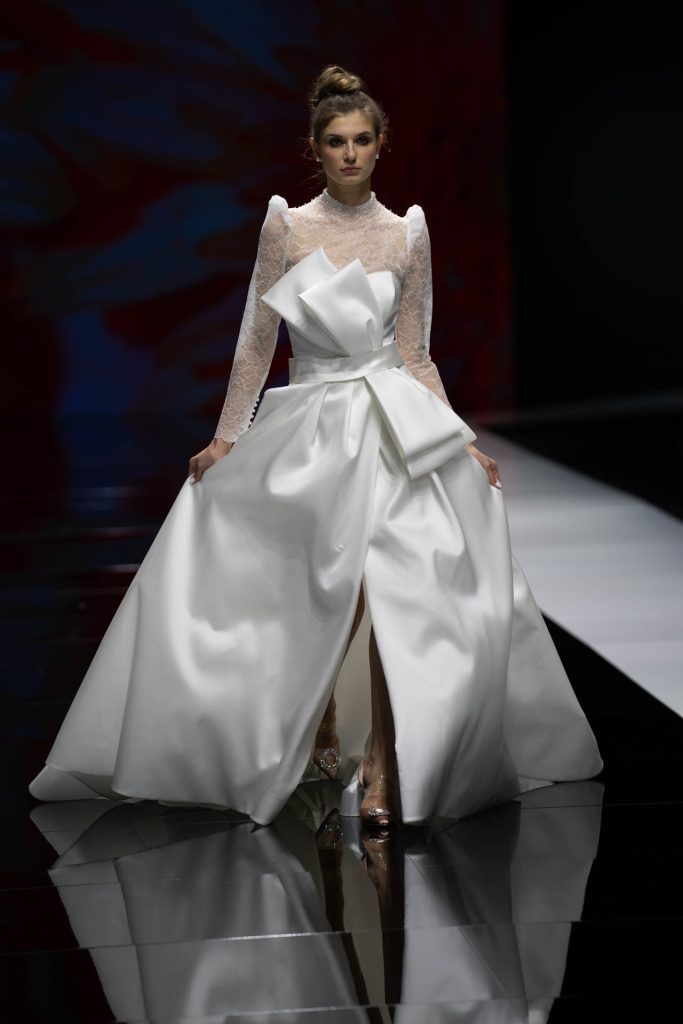 In questa foto la modella indossa un abito voluminoso della nuova collezione sposa My Secret 2023.