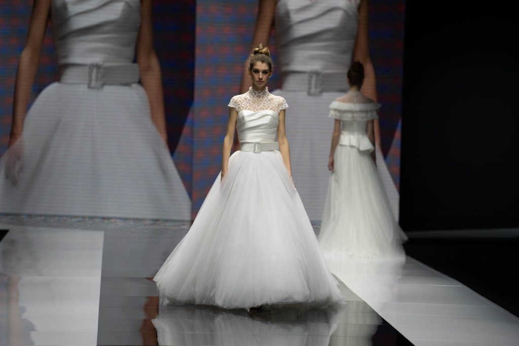 In questa foto la modella indossa un abito con gonna di tulle della nuova collezione sposa My Secret 2023.