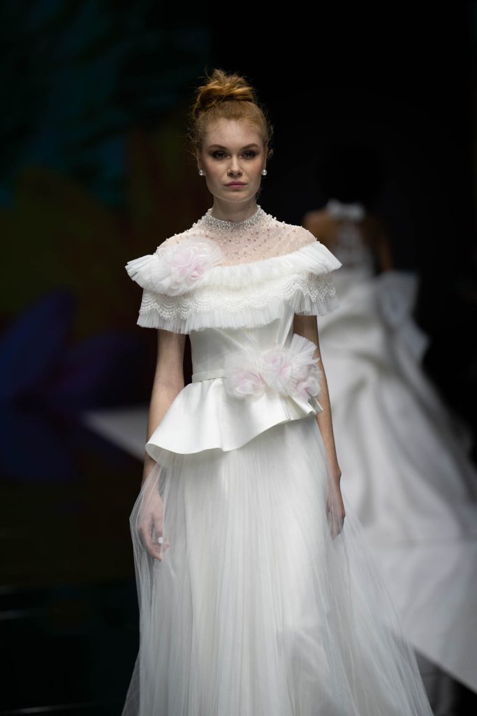 In questa foto la modella indossa un abito vcon gonna di tulle della nuova collezione sposa My Secret 2023.