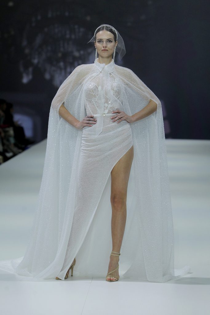 In questa foto una modella indossa un abito da sposa Agnieszka Światły 2023, visto sulla passerella della BBFW 2022